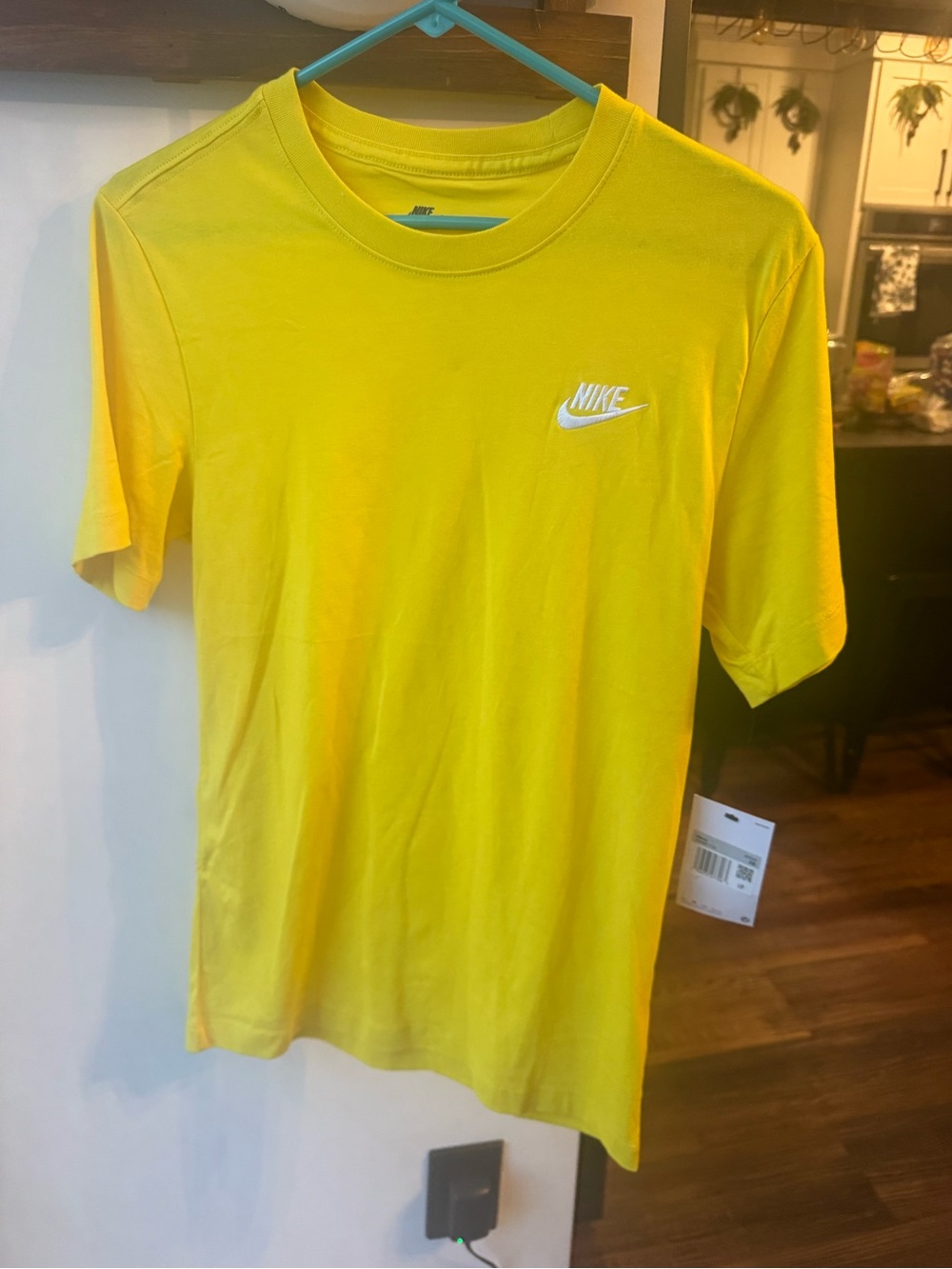Nike Men’s Yellow Logo Crewneck T‑Shirt Xs nwt